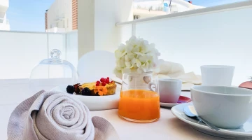 Petit déjeuner servi en terrasse