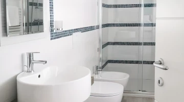 Salle de bain privée avec cabine de douche