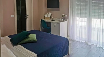 Chambre double avec TV et balcon privé