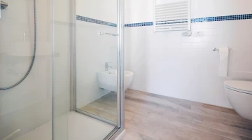 Salle de bain privée avec cabine de douche
