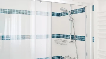 Salle de bain privée avec cabine de douche