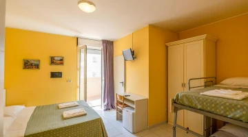 Chambre quadruple avec balcon