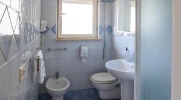 Salle de bain avec cabine de douche