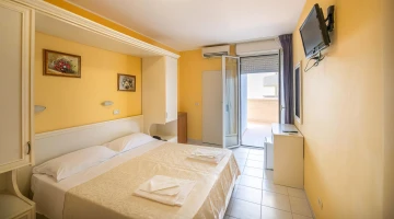 Chambre double avec TV et balcon