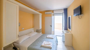 Chambre double avec TV et balcon