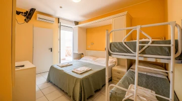 Chambre quadruple avec balcon
