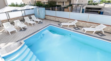 Piscine avec solarium