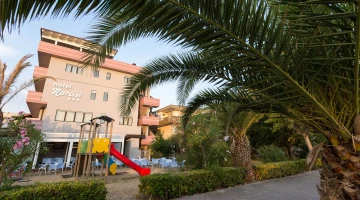 Esterni dell'hotel con area giochi