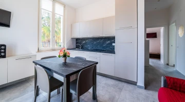 Ausgestattete Küche in der Wohnung