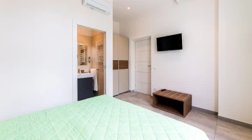 Doppelzimmer mit TV in der Wohnung