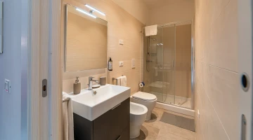 Privates Badezimmer mit Duschkabine