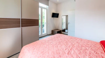 Doppelzimmer mit TV in der Wohnung