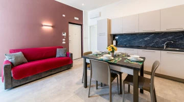 Ausgestattete Küche in der Wohnung