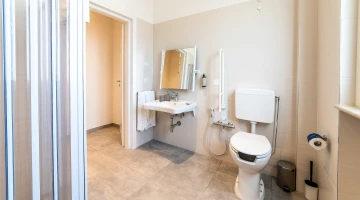 Badezimmer für Menschen mit Behinderungen ausgestattet