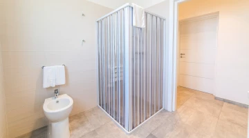 Privates Badezimmer mit Duschkabine