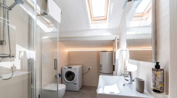 Privates Badezimmer mit Dusche und Waschmaschine