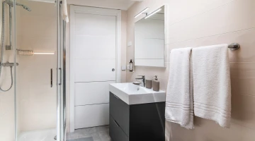 Privates Badezimmer mit Duschkabine