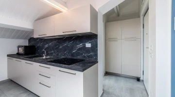 Ausgestattete Küche in der Wohnung