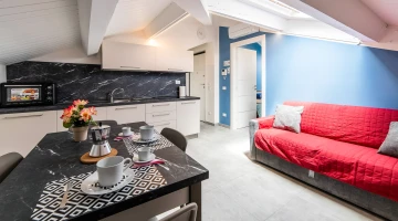 Wohnbereich mit ausgestatteter Küche im Apartment