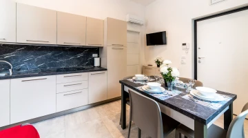 Ausgestattete Küche in der Wohnung