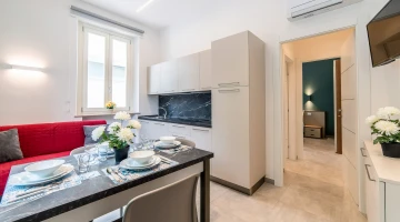 Ausgestattete Küche in der Wohnung