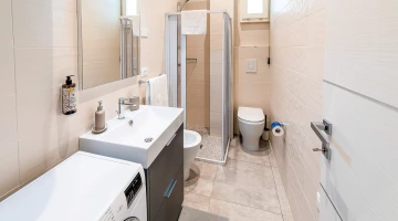 Privates Badezimmer mit Duschkabine