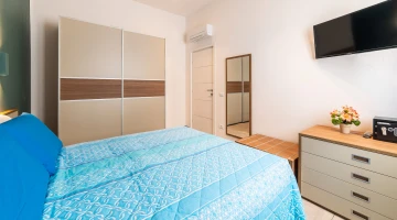 Doppelzimmer mit TV in der Wohnung