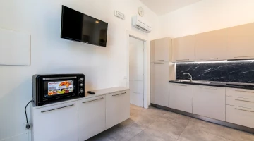 Ausgestattete Küche in der Wohnung