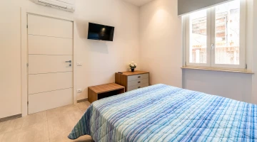 Doppelzimmer mit TV in der Wohnung