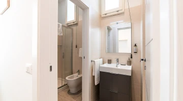 Badezimmer mit Duschkabine