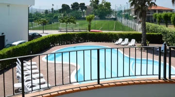 Piscine et terrains de football