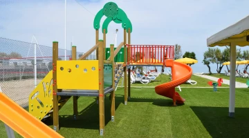 Jeux pour enfants dans le jardin