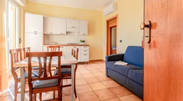 Séjour avec cuisine dans appartement de trois pièces