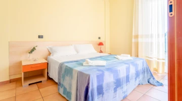 Chambre double dans un appartement de trois pièces