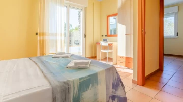 Chambre double dans un appartement de trois pièces