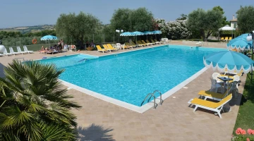 Piscina stagionale con zona ad acqua bassa