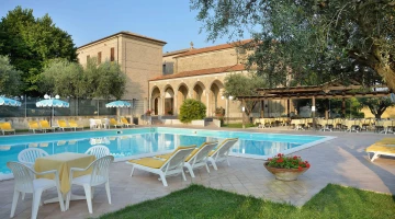 Piscina con solarium in giardino