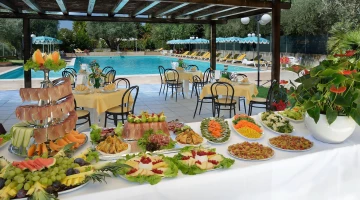 Buffet del pranzo servito a bordo piscina