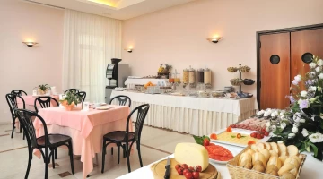 Sala colazioni con buffet continentale