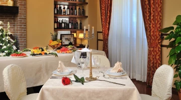 Sala ristorante con selezione di vini
