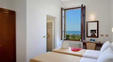 Camera doppia con letti singoli vista mare