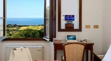 Camera vista mare con scrivania