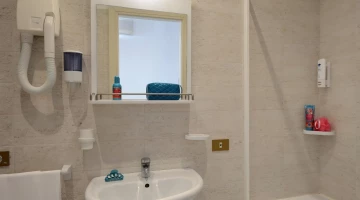 Bagno privato con phon a parete