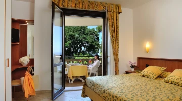 Camera matrimoniale con balcone privato in appartamento