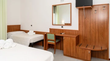 Triple room with TV and desk