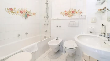 Badezimmer mit Badewanne und Pflegeprodukten