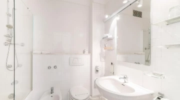 Badezimmer eines Schlafzimmers mit Badewanne