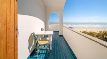 Möblierter Balkon eines Zimmers mit seitlichem Meerblick