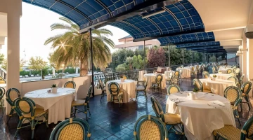 Überdachte Terrasse mit Tischen