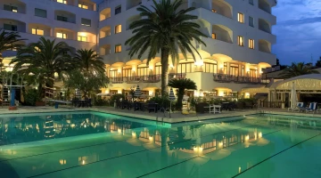    Abendlicher Blick auf den Garten mit Swimmingpool